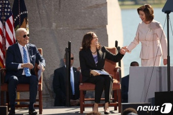 킹 목사 기념식의 바이든과 해리스, 펠로시 하원의장