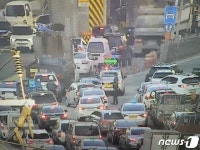 부산 동서고가도로 트레일러 고장으로 출근길 교통정체
