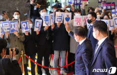 응원에 화답하는 文대통령