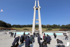 전두환적폐청산경남운동본부 무릎 꿇고 반성한다