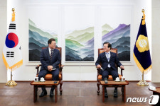 국회의장과 환담하는 문재인 대통령