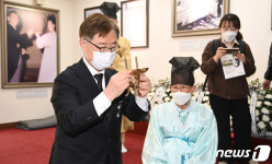 박정희대통령 제42주기 추모제에서 분향하는 최재형 전 감사원장
