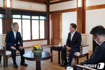 이재명 후보와 대화하는 문재인 대통령
