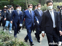 10·26 박정희 묘역 참배하는 윤석열