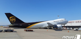 인천공항서 UPS 화물기 뒷바퀴 접히는 사고 발생