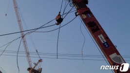 충주서 크레인 붐대 세우고 도로 주행하다 통신케이블 엉켜