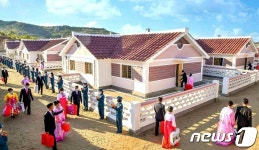 황해남도 간석지건설종합기업소 청년들, 새집에 입사