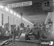 없는 건 찾고 부족한 건 만들자…북한 천리마시대 일꾼들