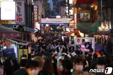 핼러윈 인파로 가득찬 이태원 거리