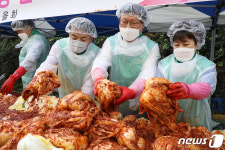 김장김치 담그는 김대권 대구 수성구청장