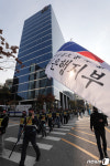 한국씨티은행 노조, 금융위 규탄하며 행진