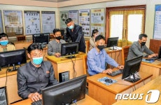 농업과학기술 학습하는 북한 남새협동농장 노동자들