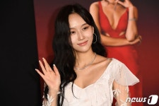 넷플릭스 영화 레드 노티스 행사 참석한 가수 서리