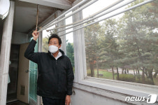 오세훈 백년 갈 아파트 짓겠다…임대 재건축 1호 하계 5단지 방문