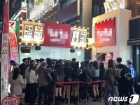 위드코로나 첫 불금 클럽 앞에 100명 줄 서…마스크 벗고 춤