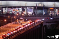 나이아가라 폭포 옆 다리의 美 입국 대기 차량들