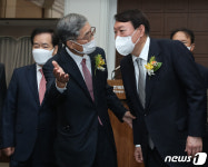 尹, 지지 선언 에스코트 하는 신평 변호사