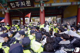'윤석열 오지마'…5·18묘지 앞 오월어머니와 경찰 충돌
