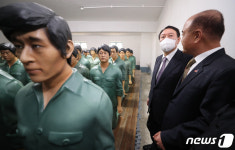 [뉴스1 PICK]윤석열, 광주 5·18묘역 참배…”머리 숙여 사과”