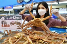 롯데마트, 수산물 보양식 활 전복·활 대게 최대 30% 할인