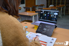 원격 수업받는 고교생들