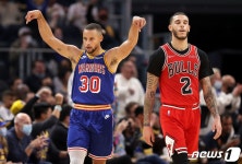 커리 40득점 GSW, 동부 1위 시카고 완파…7연승 행진