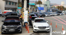 가격 인하로 붐비는 주유소