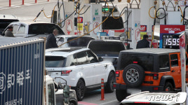 가격 인하로 붐비는 주유소