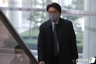 굳은 표정으로 법정 향하는 황운하 의원