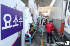 거점 주유소 찾는 화물트럭