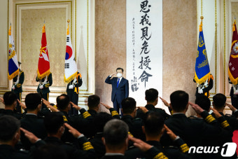 문재인 대통령, 준장 진급자 삼정검 수여식