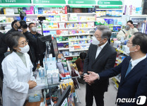 공공 심야약국 찾은 이재명 與 대선후보