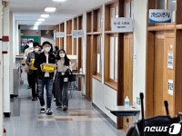 [2022수능]후배들의 열띤 응원 대신 방역복 입은 교사가 수험생 맞아