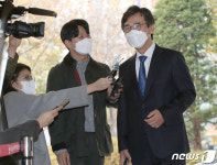 취재진 질문 받는 유시민 전 이사장