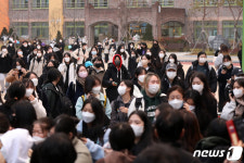 수능 끝! 고사장 나서는 수험생들