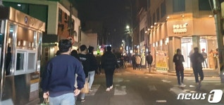 다 끝난건 아닌데, 좀 놀긴 해야죠…수험생 북적인 전주 밤거리