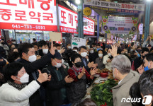 시민들과 인사하는 이재명