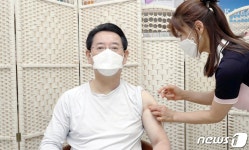 김영록 지사, 코로나 백신 추가 접종…고위험군 참여 당부