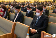 [뉴스1 PICK]성경책 들고 교회 찾은 윤석열…간절한 기도