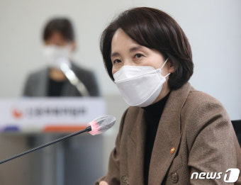 '청년 채무부담 경감 협약식' 인사말 하는 유은혜 부총리