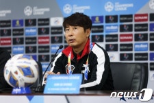 인터뷰하는 김기동 감독