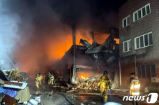 성주 월항농공단지 장갑공장 불 29시간 만에 진화… 5개동 전소