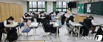 전국연합학력평가 나서는 학생들