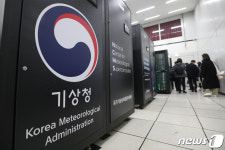 슈퍼컴퓨터 5호기 살펴보는 취재진들