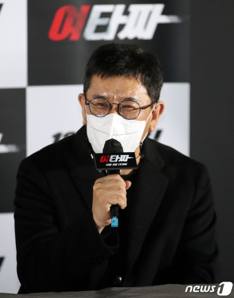 인사말 하는 이지승 감독