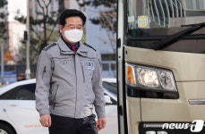 버스에서 내리는 김창룡 경찰청장