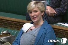 국회 내 아이 동반 금지…규정 재검토 요구한 英 엄마 국회의원