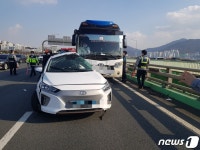 낙동대교 일대서 승용차와 고속버스 충돌…운전자 1명 사망