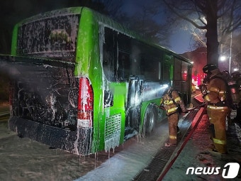 서울대 교내 달리던 버스서 배터리 연소 추정 화재 발생