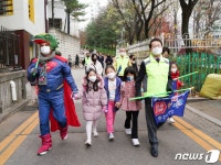 아침 등교맞이하는 조희연 교육감
